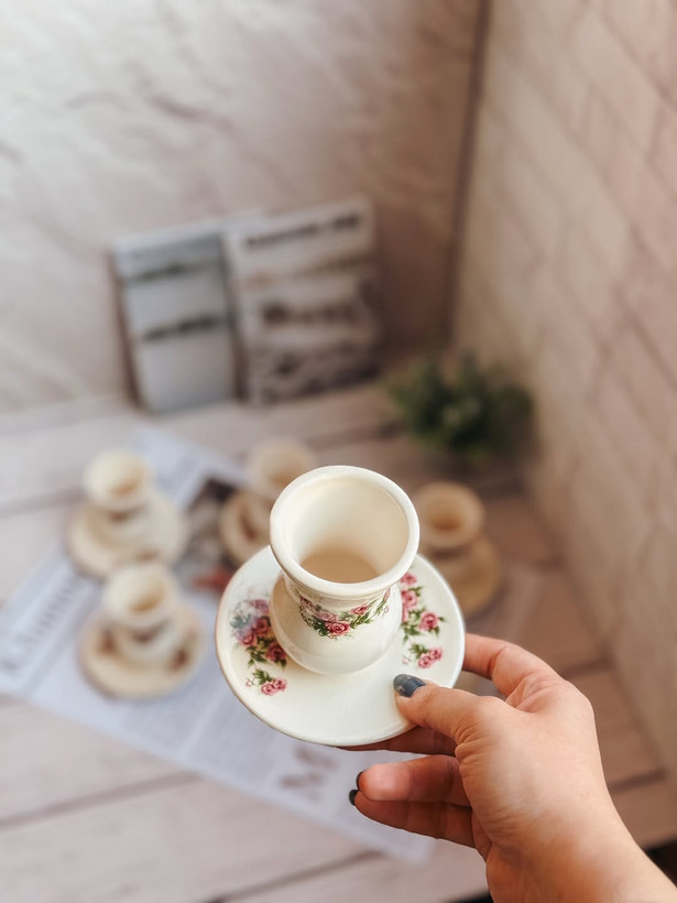 فنجان و نعلبکی گل سرخی